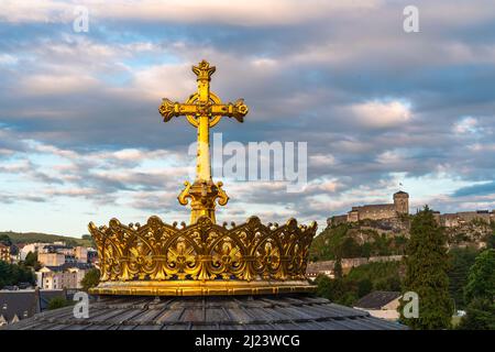 La couronne dorée historique avec une croix en face de la basilique des apparitions de Marie à Lourdes, en France Banque D'Images