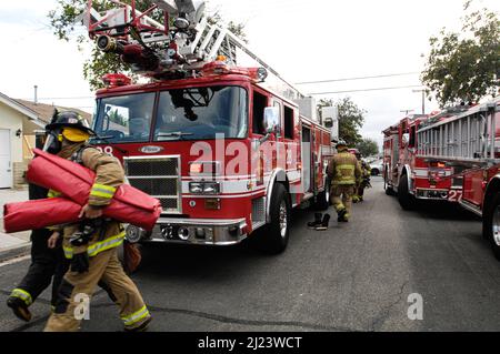 Les pompiers de la ville de San Diego travaillent un feu de structure dans le district de 36 Banque D'Images