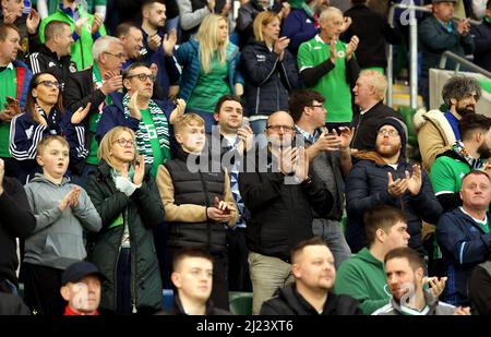 Norther Ireland fans dans les stands avant le match international amical à Windsor Park, Belfast. Date de la photo: Mardi 29 mars 2022. Banque D'Images