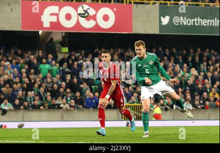 George Saville (à droite), d'Irlande du Nord, se dirige vers le but lors du match international amical à Windsor Park, Belfast. Date de la photo: Mardi 29 mars 2022. Banque D'Images