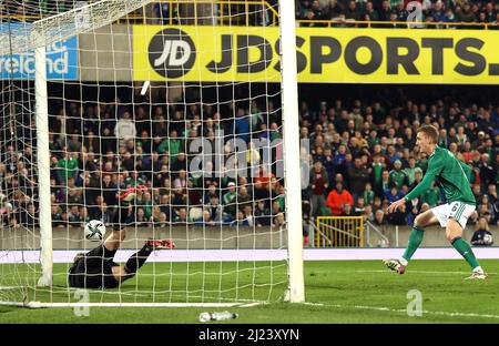 Le gardien de but hongrois Denes Dibusz fait une économie auprès de George Saville (à droite), en Irlande du Nord, lors du match international amical au Windsor Park, à Belfast. Date de la photo: Mardi 29 mars 2022. Banque D'Images