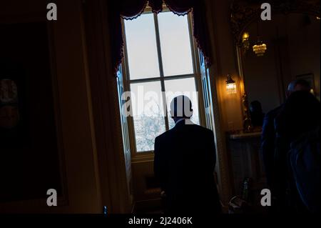 Le président israélien de la Knesset, Mickey Levy, attend sa rencontre avec le chef de la majorité au Sénat des États-Unis, Chuck Schumer (démocrate de New York), au Capitole des États-Unis à Washington, DC, le mardi 29 mars 2022. Crédit : Rod Lamkey/CNP/MediaPunch Banque D'Images