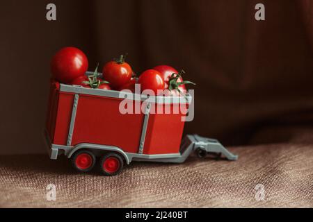 tomates dans une remorque à jouets Banque D'Images