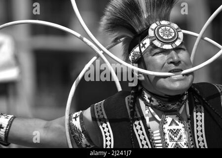 Derricle Suwaima Davis, des tribus Hopi et Choctaw, se produit au concours de danse de Hoop du Championnat du monde au Heard Museum de Phoenix, en Arizona Banque D'Images