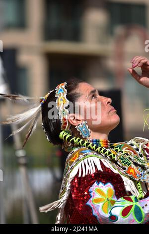 Celina Cada-Matasawagon, de la tribu Ojibway, se produit au concours mondial de danse Hoop au Heard Museum de Phoenix, en Arizona Banque D'Images