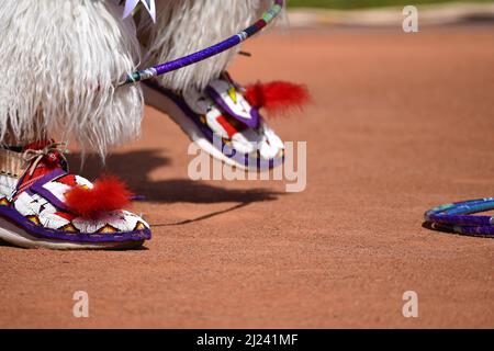 Moontee Sinquah, des tribus Hopi-Tewa et Choctaw, se produit au concours de danse de Hoop du Championnat du monde qui s'est tenu au Heard Museum de Phoenix en Arizona Banque D'Images