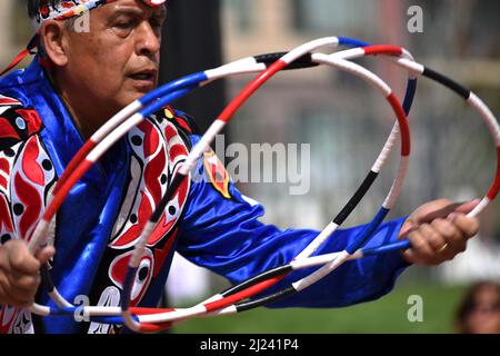 Terry Goedel, de la tribu Yakima, se produit au concours de danse de Hoop du Championnat du monde qui s'est tenu au Heard Museum de Phoenix, en Arizona Banque D'Images