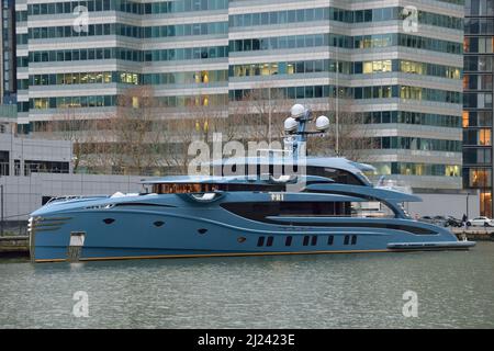 Superyacht PHI amarre à West India Dock, Canary Wharf, Londres Banque D'Images