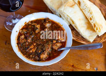 Compotée de veau à la tomate, chashushuli, cuisine géorgienne Banque D'Images