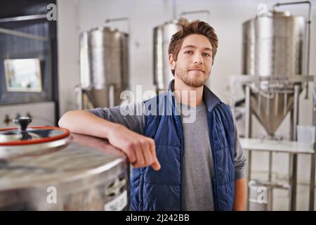 Le maître brasseur lui-même. Portrait d'un homme travaillant dans une microbrasserie. Banque D'Images