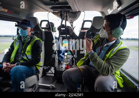 Bogota, Colombie, le 29 mars 2022. Des membres de la presse lors de la présentation et de l'essai en vol de l'hélicoptère polyvalent H145 à Bogota, en Colombie, le 29 mars 2022. Airbus vise à vendre ce modèle d’hélicoptère aux agences gouvernementales et aux forces armées de toute l’amérique latine. Photo de: Sebastian Barros/long Visual Press Banque D'Images