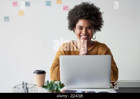 Je suis enthousiaste à l'idée de connaître tous les succès que j'ai obtenus. Portrait d'une jeune femme d'affaires attrayante se sentant gaie pendant qu'elle travaille dans son bureau. Banque D'Images