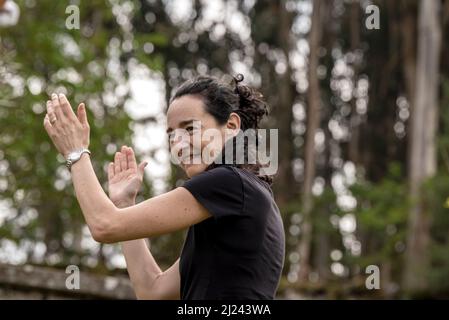 blanc femme caucasienne dansant seule dans la forêt au printemps Banque D'Images