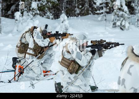 Les aviateurs du Kentucky Air National Guard’s Special Tactics Squadron 123rd ont mis au feu leurs M4 fusils alors qu’ils étaient à bord de skis dans une aire de tir à Grubbnäsoud, en Suède, le 13 janvier 2022. Quinze membres des 123rd STS — y compris les contrôleurs de combat; les parasauveteurs; le personnel spécial de reconnaissance; la recherche, l'évasion, Des troupes de résistance et d'évasion, et des aviateurs de soutien, sont venus ici pour renforcer leurs relations avec les partenaires européens lors d'un cours d'entraînement sur la guerre dans l'arctique. (É.-U. Photo de la Garde nationale aérienne par Phil Speck) Banque D'Images