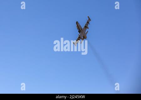 Une aile fixe L-159 Alca de l'armée tchèque effectue un entraînement de défense aérienne avec les contrôleurs d'attaque du terminal interarmées de l'armée de l'air américaine affectés au 10th Escadron des opérations de soutien aérien (SASM) pendant la grève de sabre 22 dans la zone militaire de Hradiště, dans le nord-ouest de la République tchèque, le 08 mars 2022. Sabre Strike garantit que les forces américaines et les forces alliées participantes sont formées, capables de fonctionner ensemble et sont prêtes à répondre à toute menace. (É.-U. Garde nationale de l'armée photo par Sgt. Tara Fajardo Arteaga) Banque D'Images