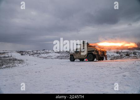 Un soldat du 1st Bataillon, 87th Infantry Regiment, 1st Brigade combat Team, 10th Mountain Division, tire un missile à guidage optique sans fil (TOW) à lancement sur tube du système d'acquisition de cibles amélioré (ITAS) monté sur un véhicule à roues polyvalent de haute mobilité (HMV) sur la gamme 48 à fort Drum, N.Y., 2 mars 2022. Les observateurs ne peuvent pas se tenir dans un rayon d'angle de 45 degrés par rapport à l'arrière du distributeur central de l'air pour ne pas être en position d'être heurtés par l'obus de l'explosion. (É.-U. Photo de l'armée par la SPC. Pierre Osias) Banque D'Images