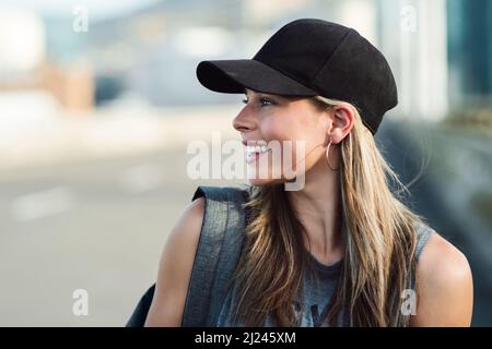 Shes prend le contrôle de la ville aujourd'hui. Photo d'une jeune femme attrayante marchant dans la ville. Banque D'Images