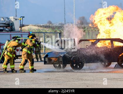 Les pompiers affectés au service des incendies de l'escadron 31st du génie civil éteignent un incendie lors d'une démonstration de brûlures à la base aérienne d'Aviano, en Italie, le 24 mars 2022. Les pompiers ont présenté leurs capacités aux familles de Wyvern lors d'une immersion. Une équipe de pompiers entièrement féminine a commémoré le mois de l’histoire des femmes par le biais d’une démonstration de brûlures. (É.-U. Photo de la Force aérienne par le premier Airman Brooke Moeder) Banque D'Images