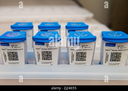 Les échantillons prélevés dans des écouvillons nasaux sont prêts à être analysés à l'aide d'une machine de test moléculaire pour vérifier la présence du virus COVID-19 à la base articulaire Elmendorf-Richardson, Alaska, le 16 mars 2022. L'équipe du laboratoire du groupe médical 673d a considérablement augmenté ses capacités de dépistage du virus COVID-19 et d'autres infections respiratoires lorsqu'elle a acquis deux analyseurs de haute capacité, l'un en novembre 2021 et l'autre en janvier 2022. L'un des analyseurs peut tester 1 152 échantillons par jour et est le seul analyseur de cette capacité au ministère de la Défense. (É.-U. Photo de la Force aérienne par le premier Airman Samuel Colvin) Banque D'Images