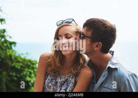 N'hésitez jamais à exprimer votre amour. Photo d'un jeune couple heureux passant du temps ensemble à l'extérieur. Banque D'Images