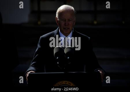 Washington, DC, États-Unis. 29th mars 2022. Le président américain Joe Biden parle après avoir signé H.R. 55, l'Emmett till Antilynching Act, lors d'une cérémonie dans le jardin de la Rose de la Maison Blanche à Washington, DC, États-Unis, le mardi 29 mars, 2022. La mesure, qui fait du lynchage un crime de haine fédéral, porte le nom de Emmett Till, qui a été lynché à l'âge de 14 ans en 1955 au Mississippi. Credit: Samuel Corum/Pool via CNP/dpa/Alay Live News Banque D'Images