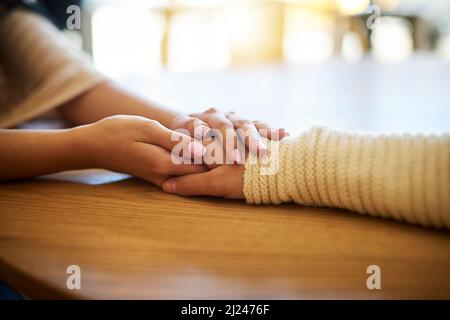 Je suis ici pour vous, toujours Gros plan de deux personnes tenant les mains confortablement. Banque D'Images