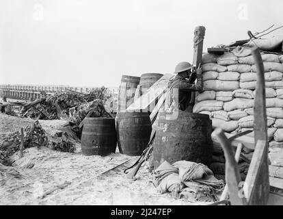 Homme gauche de l'armée britannique regardant le parapet du travail du sein à travers un périscope. 4th East Lancashire Regiment, Nieuport bains.» Banque D'Images