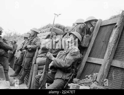 Le Régiment est du Lancashire dans les tranchées de Nieuport bains, à l'extrême gauche de la ligne. Le sergent au premier plan observe la ligne allemande dans un périscope fixé sur sa baïonnette. Banque D'Images