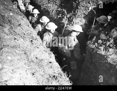 Cameron Highlanders, se promènait dans une étroite tranchée de communication, située entre Pozieres et le SRAS, dans la région de la bataille de la somme, octobre 1916. Banque D'Images