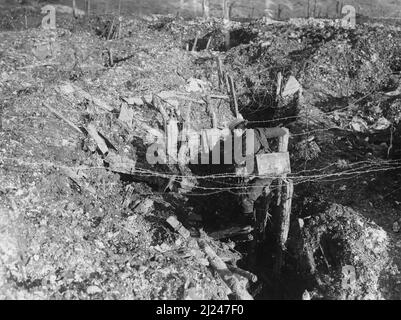 Un soldat, peut-être britannique, claque dans une tranchée de front allemande capturée près de Beaumont Hamel, le 26th novembre 1916. En plus du fil barbelé traditionnel, le fil de concertina non barbelé est clairement visible au-dessus de lui. Banque D'Images