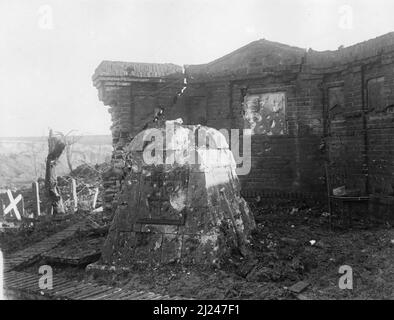 Un monument érigé par les Allemands à leurs camarades tombés du 99th Reserve Infantry Regiment, à Beaumont Hamel, le 26th novembre 1916. La légende du monument se lit comme suit : « unseren Kamaraden R.I.R. » 99' Banque D'Images