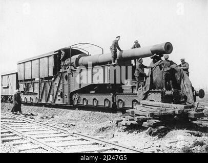 Arras, France. Des artilerymen de l'armée britannique couvrant un canon de 12 pouces monté sur un chemin de fer avant du déplacer à l'extérieur de la ville. Le canon est monté sur le chariot Armstrong Mk II. Banque D'Images