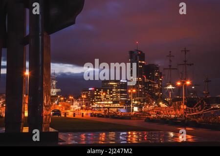 Gdynia, Pologne - 7 octobre 2019 : photo nocturne colorée de la ville côtière de Gdynia, Pologne. Banque D'Images