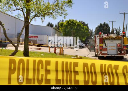 West Melbourne, Floride, États-Unis. 29 mars 2022. Des officiers du WMPD, de la MAPD, du MPD, de l'essieu avant moteur et du BCF ont répondu à la région de Silver Sands Drive en raison d'un accident d'avion à moteur unique, Piper PA-28. Le pilote, le seul occupant de l'avion, a quitté l'aéroport d'Okeechobee vers 2 h 17 et s'est rendu à l'aéroport international de Melbourne-Orlando. Le pilote a été transporté dans un hôpital local dans un état stable mais grave. La cause de l'accident est en cours d'enquête par le NTSB et la FAA. Crédit photo Julian Leek / Alamy Live News Banque D'Images