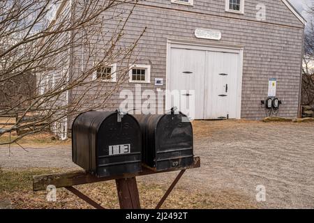 Une ancienne grange avec une station de charge pour les véhicules électriques Banque D'Images