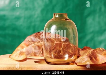 Petit flacon décoratif en verre brun pour tonique cosmétique et eau. Mode et beauté Banque D'Images