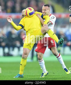 Chorzow, Pologne. 29th mars 2022. Emil Forsberg (L) de Suède rivalise avec Jacek Goralski de Pologne lors de leur match de qualification de la coupe du monde de la FIFA 2022 à Chorzow, Pologne, le 29 mars 2022. Credit: Lukasz Sobala/Xinhua/Alamy Live News Banque D'Images