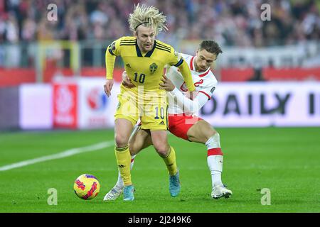 Chorzow, Pologne. 29th mars 2022. Matty Cash (R) de Pologne défend Emil Forsberg de Suède lors de leur match de qualification de la coupe du monde de la FIFA 2022 à Chorzow, Pologne, le 29 mars 2022. Credit: Lukasz Sobala/Xinhua/Alamy Live News Banque D'Images