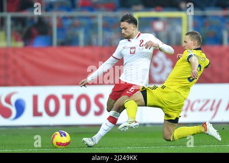 Chorzow, Pologne. 29th mars 2022. Matty Cash (L) de Pologne tire lors de la coupe du monde de la FIFA 2022, match de qualification de football entre la Pologne et la Suède à Chorzow, Pologne, le 29 mars 2022. Credit: Lukasz Sobala/Xinhua/Alamy Live News Banque D'Images