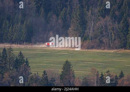 Preddvor, Slovénie, 29/03/2022, Un camion de pompiers se dirige vers les collines près de Preddvor, en Slovénie, pour aider à éteindre un grand feu de forêt. La cause de l'un des plus grands incendies de forêt en Slovénie n'est pas connue, mais la sécheresse prolongée dans le pays l'aide à se propager et à continuer sans relâche. Un grand feu de forêt a éclaté dans les collines au-dessus de Predvor, en Slovénie, le 28 mars et a continué de faire rage et de s'étendre. Le feu fait rage en raison de la grave sécheresse dans le pays. Comme la Slovénie n'a pas d'avion de lutte contre les incendies, la Croatie voisine a envoyé un avion de lutte contre les incendies de Canadair pour aider les pompiers slovènes. Banque D'Images