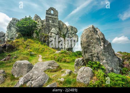 Site touristique de Cornouailles centrale un jour d'été, un affleurement de granit avec l'ancienne chapelle en ruines et tour.A ancien Hermitage, près de Bodmin et St.Austell, pr Banque D'Images