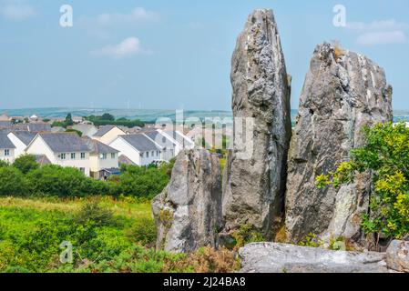 Maisons résidentielles, à côté de Roche Rock, un affleurement en granit, un important point de repère en granit.chaude journée d'été dans la campagne de Cornwall. Banque D'Images