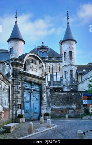 Vieux bâtiments en pierre dans le centre médiéval de Troyes, France Banque D'Images