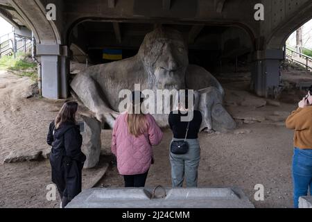 Seattle, États-Unis. 27th mars 2022. Le Troll sous le pont Aurora à Fremont. Banque D'Images