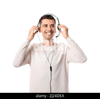 Un conseiller du centre d'appels met le micro-casque sur fond blanc Banque D'Images