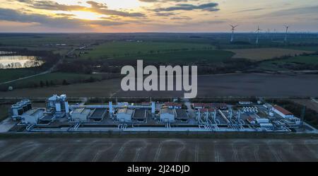 PRODUCTION - 29 mars 2022, Brandebourg, Malnow: La station de compression de gaz naturel Malnow de Gascade Gastronport GmbH (photographie aérienne prise par drone). La station de compression de Mallnow, près de la frontière germano-polonaise, reçoit principalement du gaz naturel russe. De la source au point d'utilisation, le gaz naturel parcourt plusieurs milliers de kilomètres dans le pipeline « Jagal ». De telles stations de compression sont nécessaires pour maintenir une pression constante pour le transport dans le pipeline. De là, le gaz russe traverse le JAGAL (gazoduc Yamal Gas Link) pour atteindre le réseau allemand de gazoducs vers le Banque D'Images