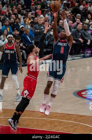 Washington, États-Unis. 29th mars 2022. WASHINGTON, DC - MARS 29: Washington Wizards Forward Rui Hachimura (8) en lance un lors d'un match NBA entre les Washington Wizards et les Chicago Bulls, le 29 mars 2022, à Capital One Arena, à Washington, DC. (Photo de Tony Quinn/SipaUSA) crédit: SIPA USA/Alay Live News Banque D'Images