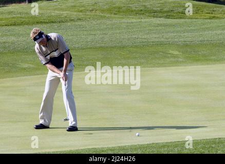 25 nov 2004-Seogwipo, Corée du Sud-Padraig Harrington mise en jeu dans une première salle de championnat PGA tour Championship 1 à Jeju Island le 25 nov 2004, Corée du Sud. Banque D'Images