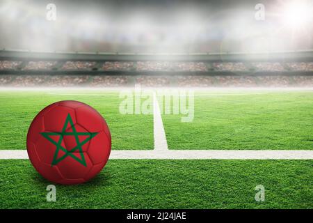 Football dans un stade en plein air lumineux avec drapeau peint du Maroc. Concentrez-vous sur le premier plan et le ballon de football avec une faible profondeur de champ sur l'arrière-plan A. Banque D'Images