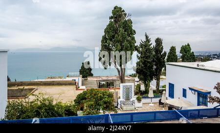 Vue sur les maisons typiques de la ville méditerranéenne de Sidi Bou Said, une ville du nord de la Tunisie située à environ 20 km de la capitale, Tunis Banque D'Images